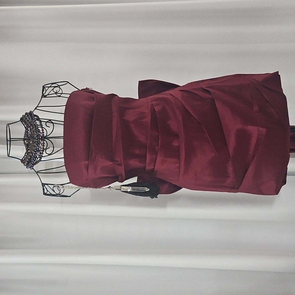 Chic Strapless Burgundy Dress